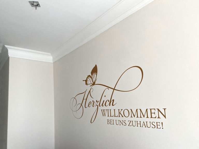Dekorativer Schriftzug an einer Wand im Eingangsbereich eines Wohnhauses
