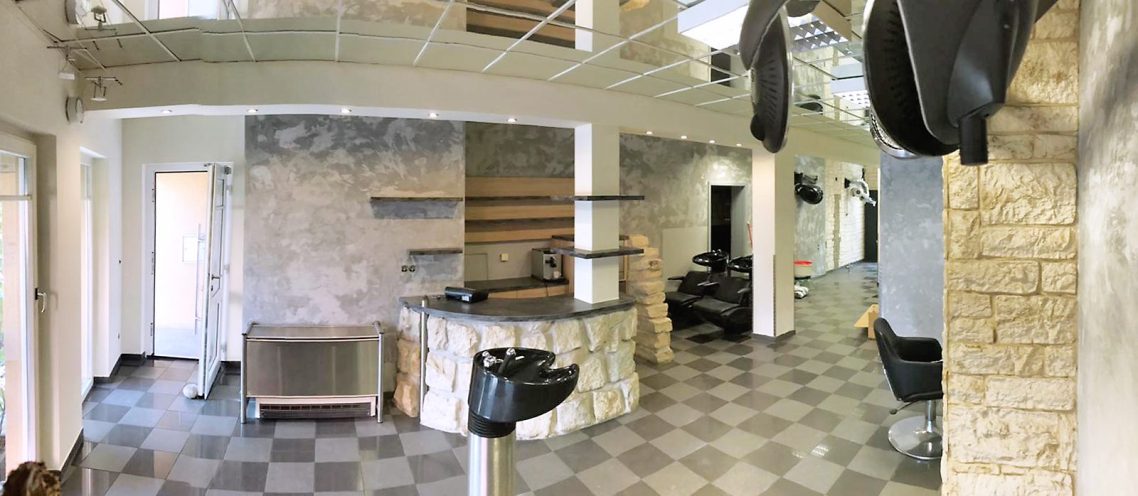 Dekorative Wandgestaltung in einem Friseursalon