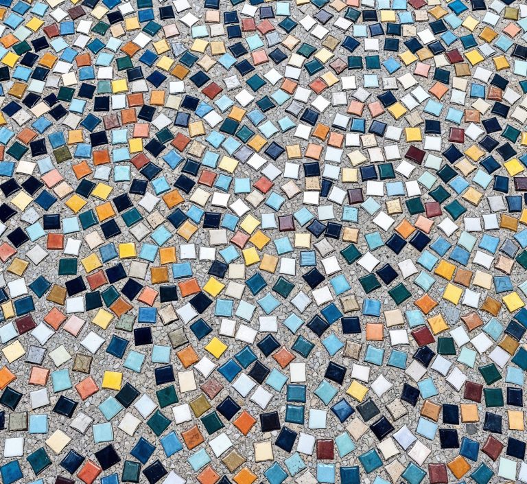 Buntes gefliestes Mosaik aus kleinen farbigen Fliesen